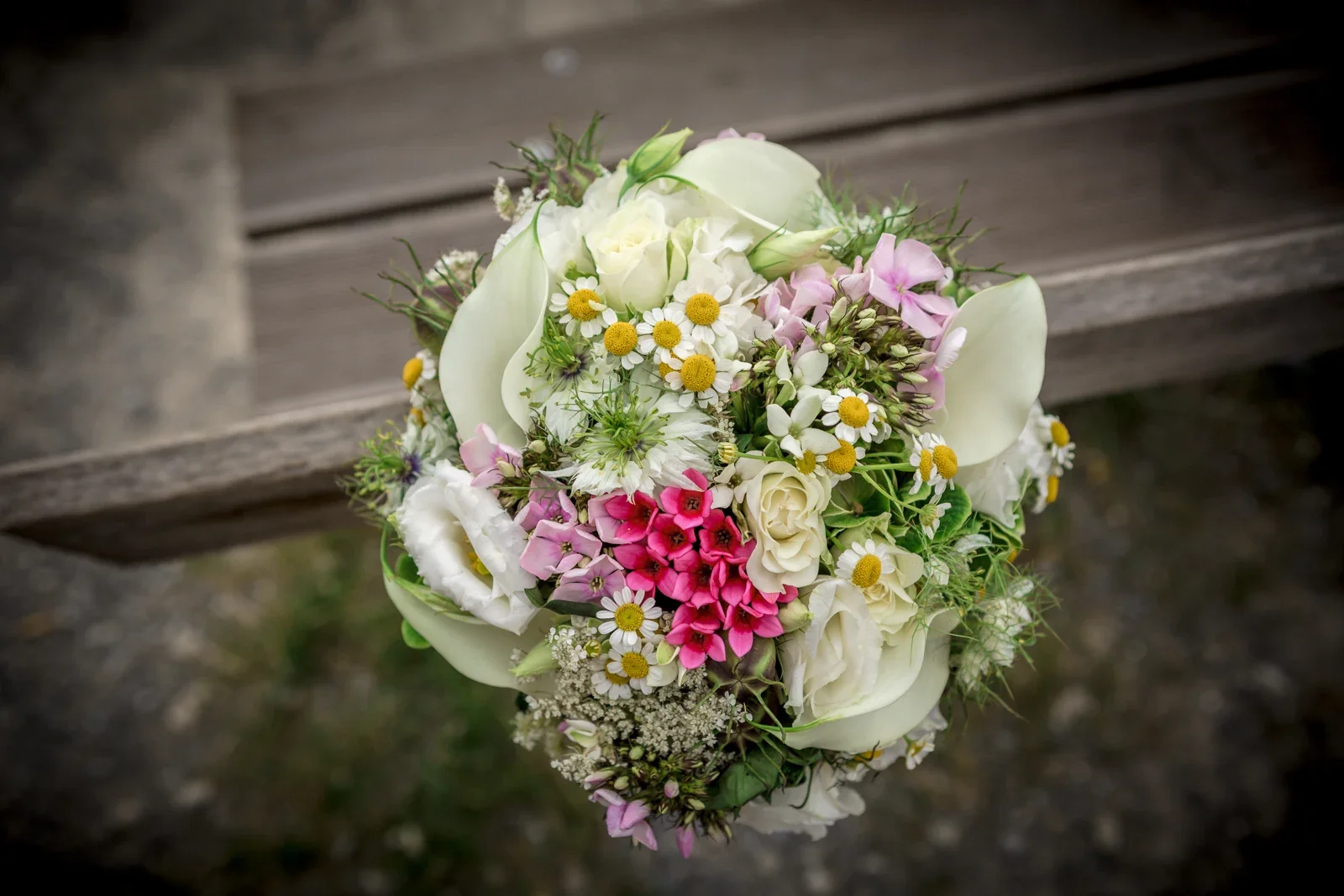 Der Brautstrauß auf der Holzbank – Hochzeit von Marielle und Micha