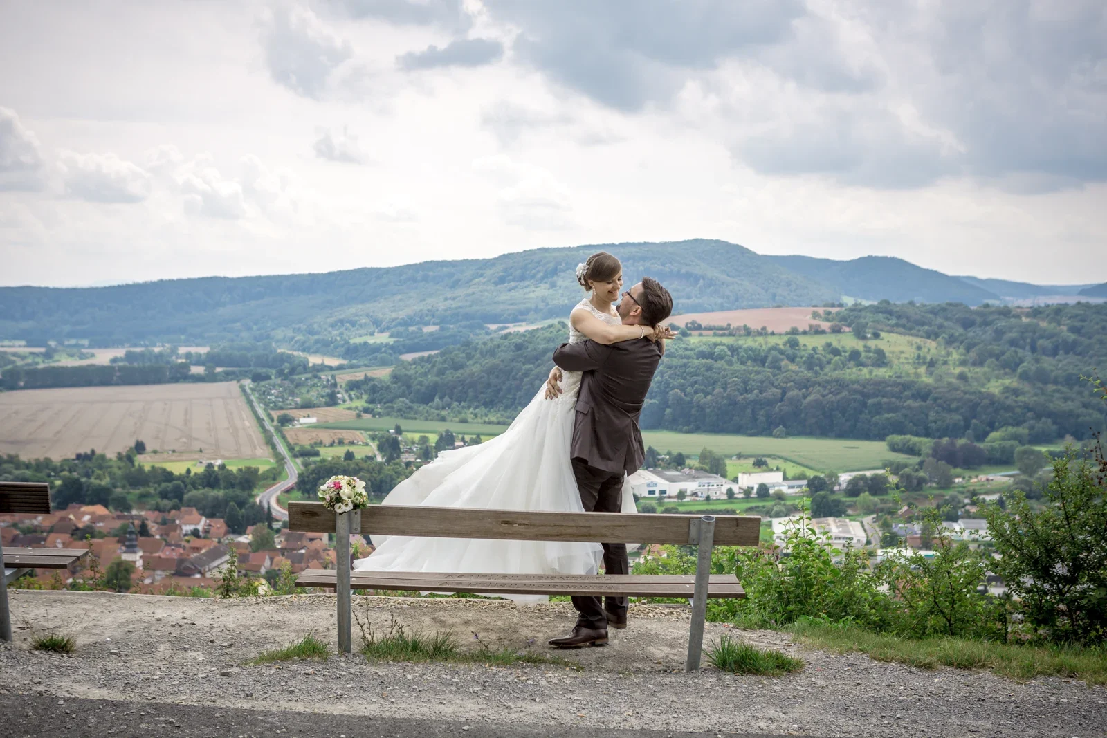 Ein Kuss auf der Bank über dem Tal – Hochzeit von Marielle und Micha