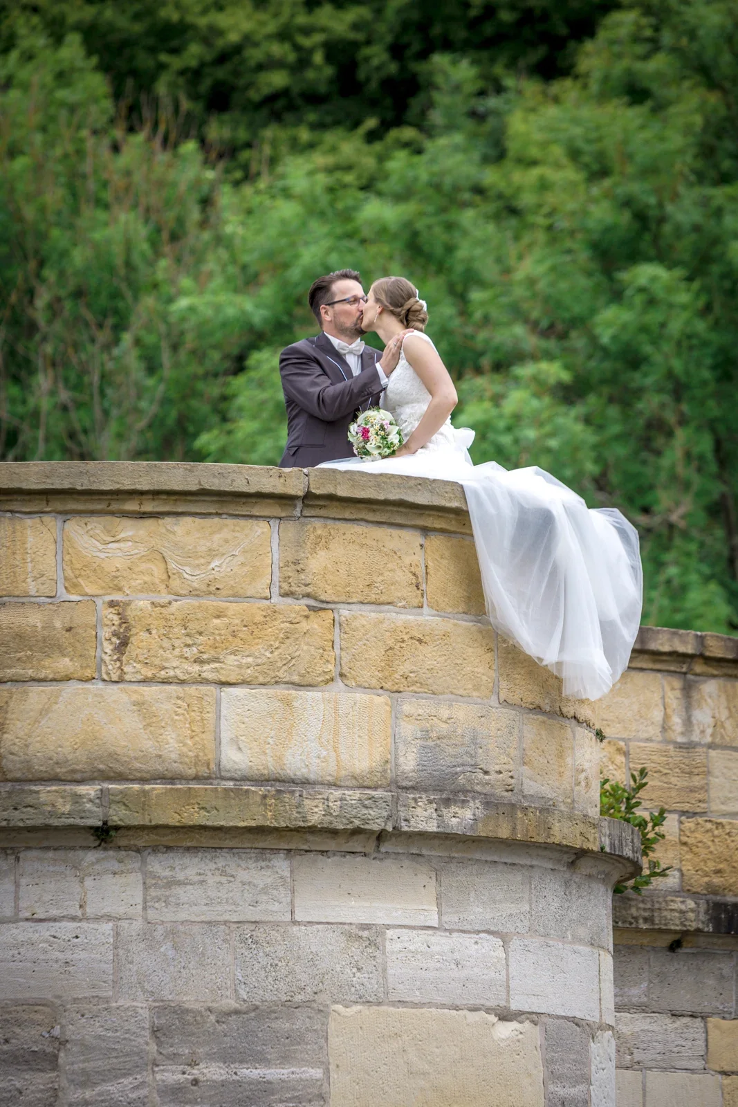 Ein Kuss auf der Brückenmauer – Hochzeit von Marielle und Micha