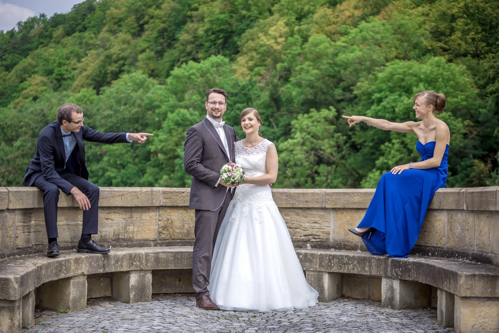 Ein verspieltes Gruppenbild auf der Brücke – Hochzeit von Marielle und Micha