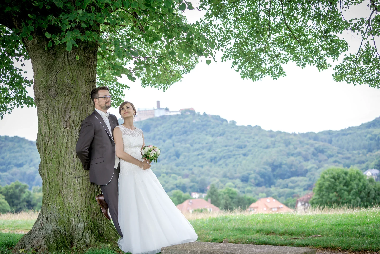 Nah beieinander unter dem großen Baum – Hochzeit von Marielle und Micha