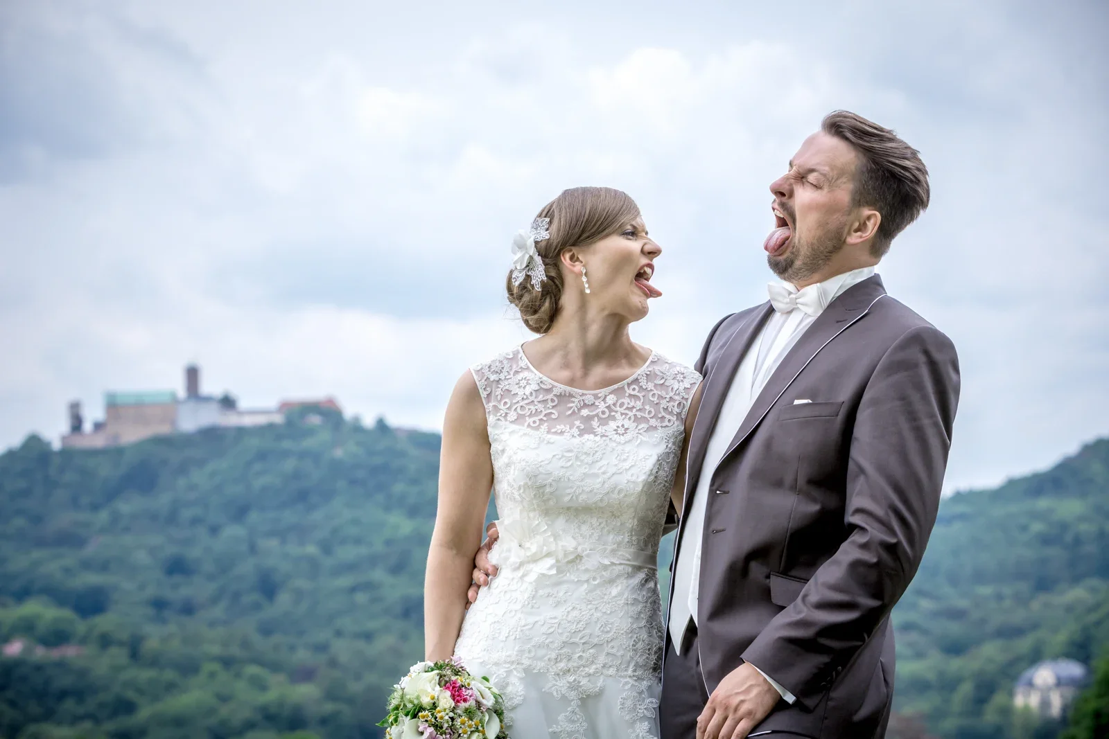 Marielle und Micha lachen beim Paarshooting – Hochzeit von Marielle und Micha