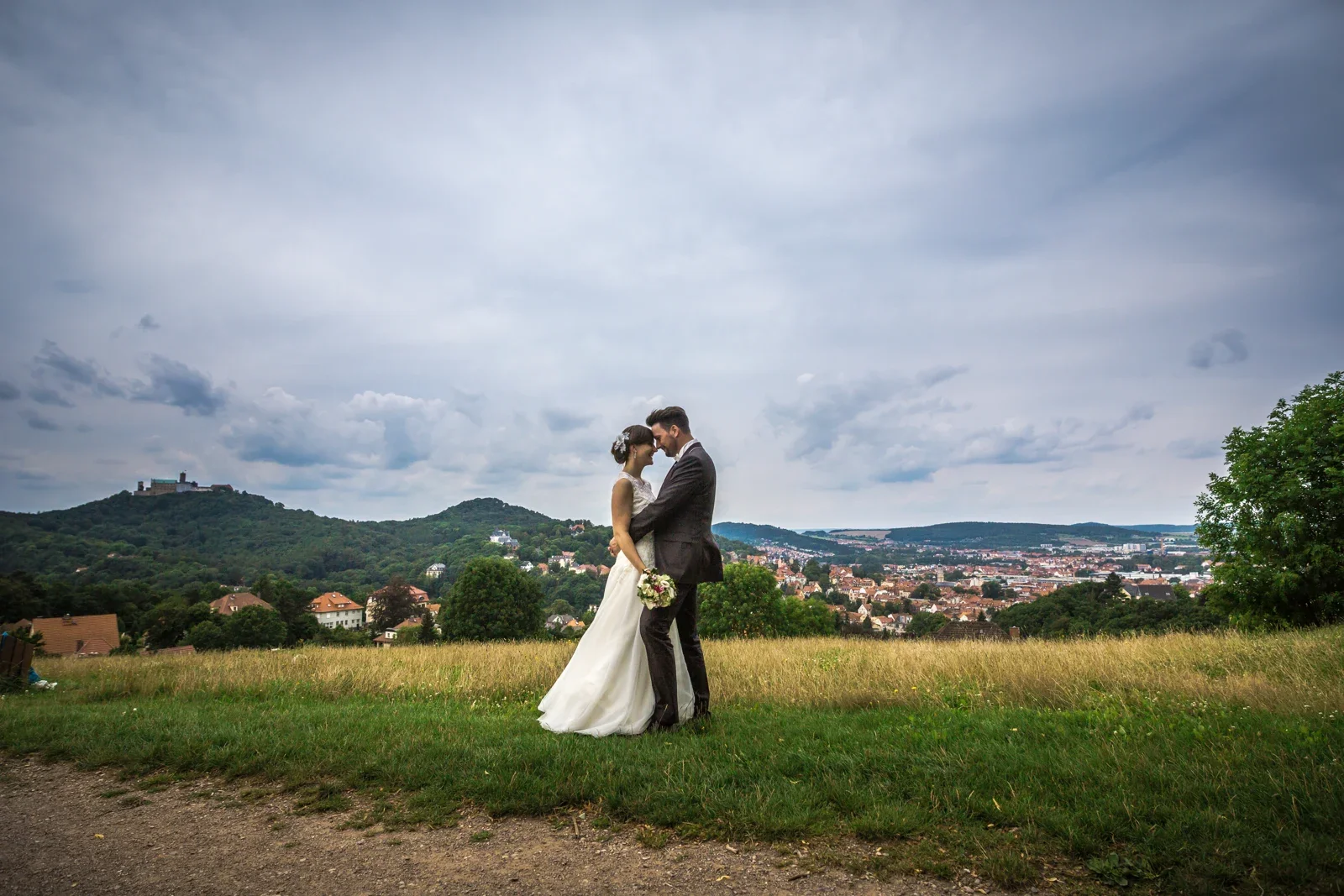 Ein Kuss vor der weiten Landschaft – Hochzeit von Marielle und Micha