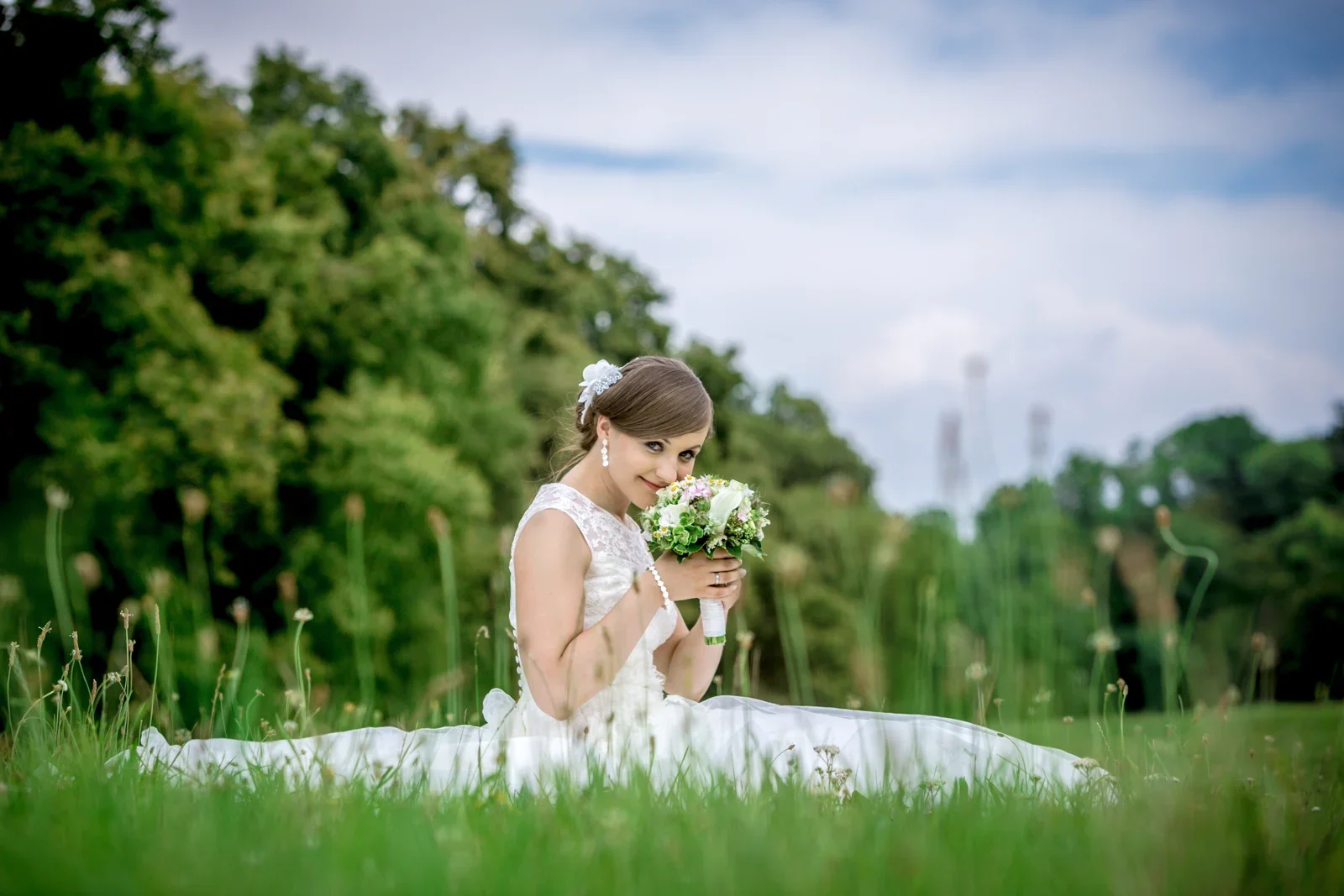 Marielle auf der Wiese – Hochzeit von Marielle und Micha