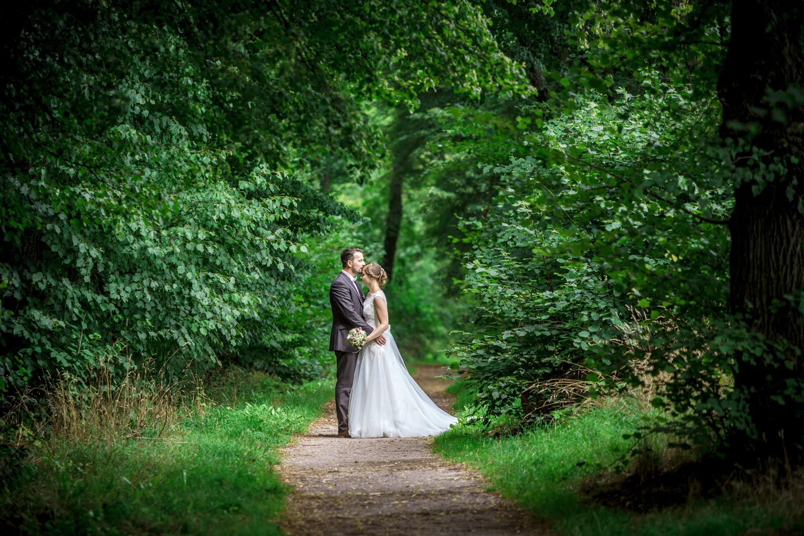 Zu zweit auf dem grünen Waldweg – Hochzeit von Marielle und Micha