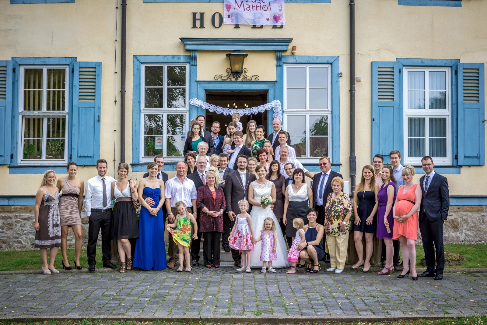 Die Hochzeitsgesellschaft vor dem Hotel Zum Herrenhaus – Hochzeit von Marielle und Micha