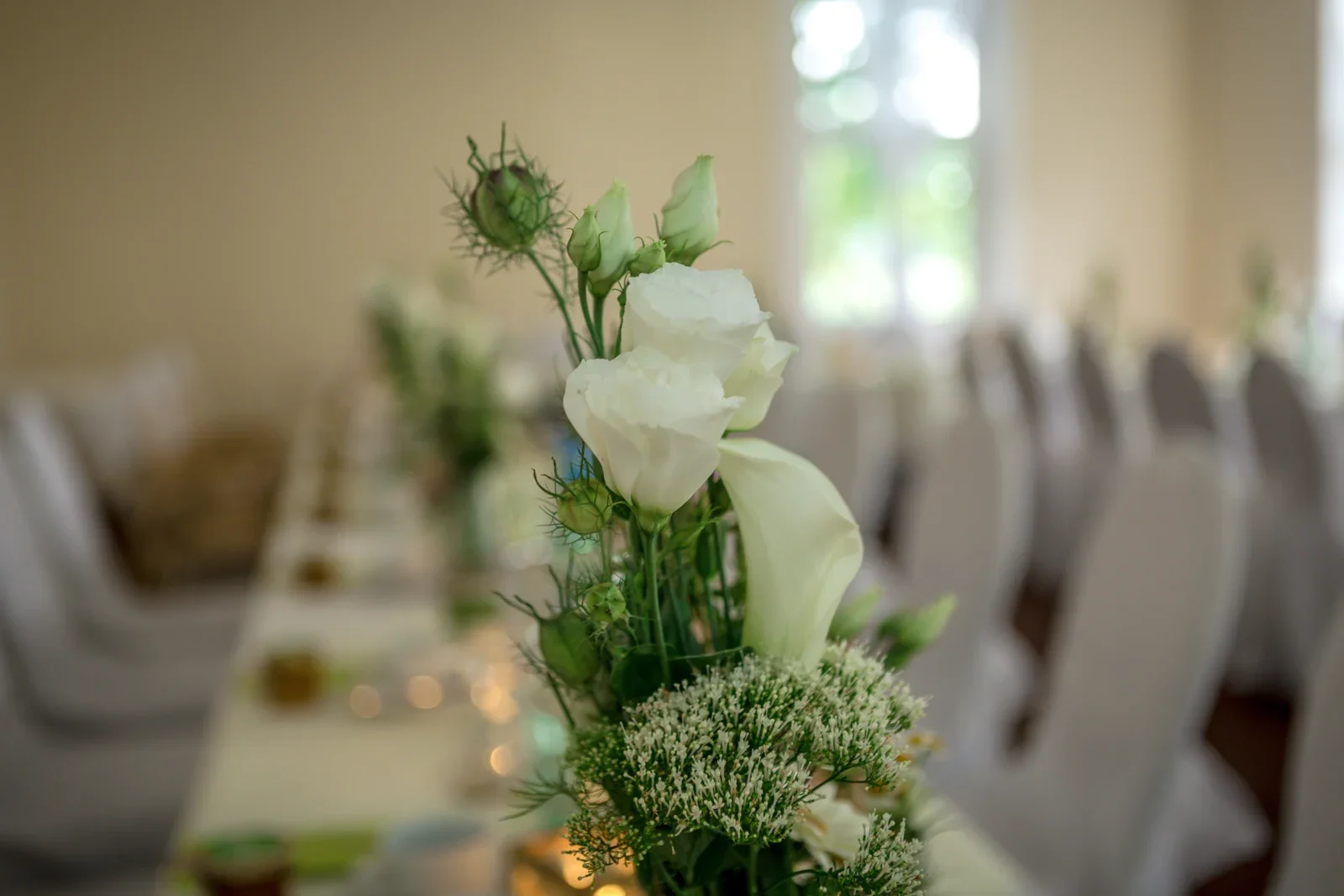 Blumenschmuck auf den festlich gedeckten Tischen – Hochzeit von Marielle und Micha