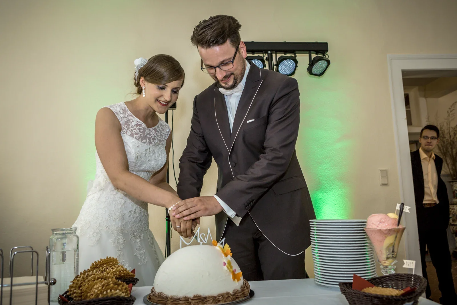 Gemeinsam die Hochzeitstorte anschneiden – Hochzeit von Marielle und Micha