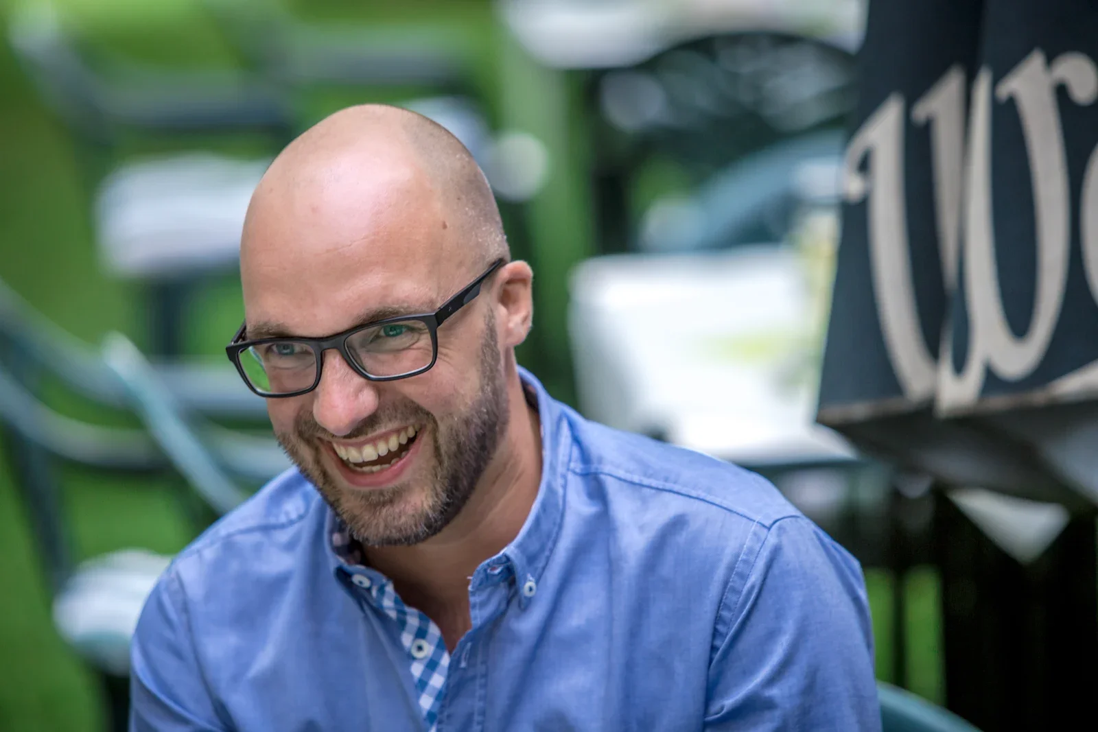 Ein herzhaftes Lachen während der Feier – Hochzeit von Marielle und Micha