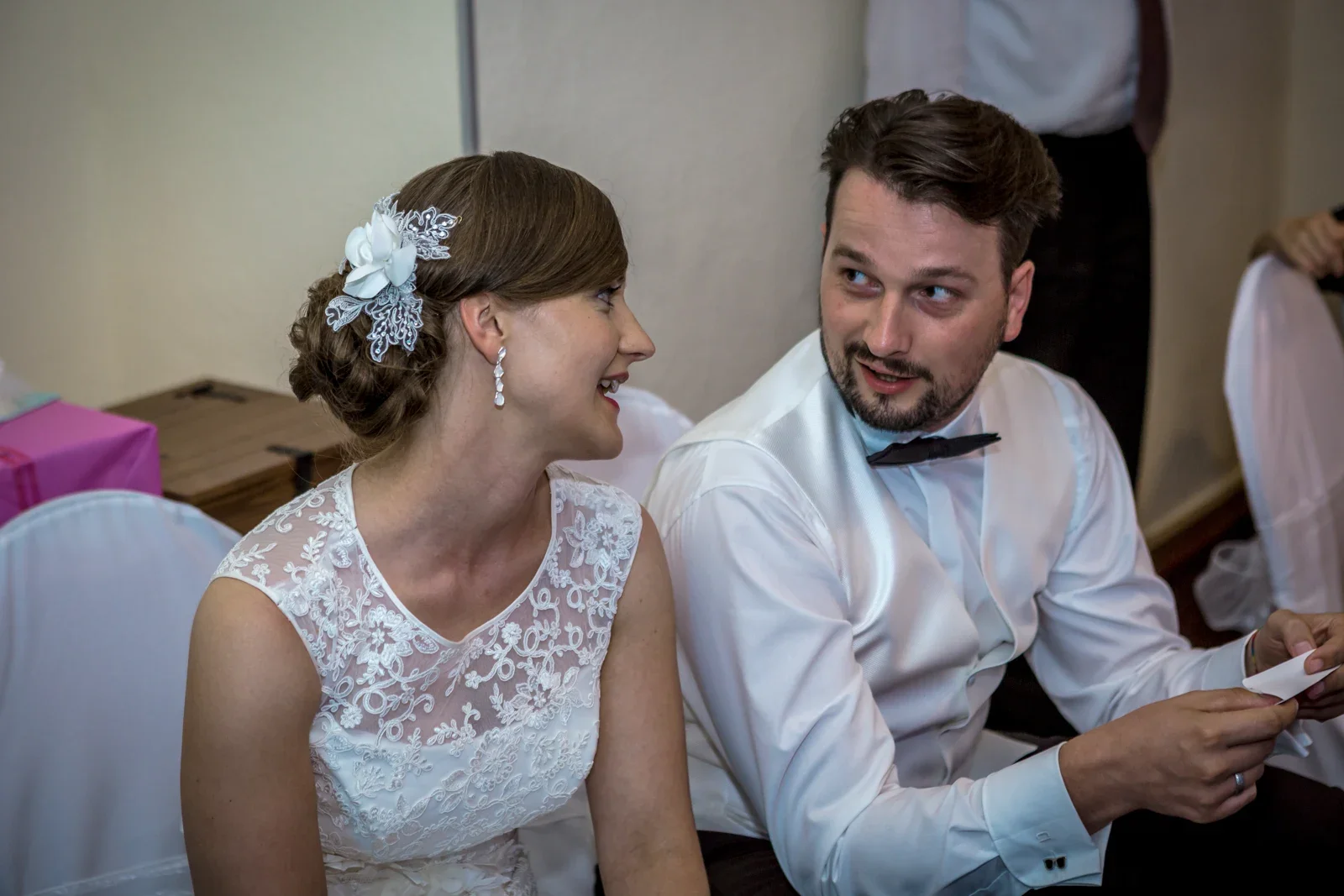 Marielle und Micha genießen die Feier – Hochzeit von Marielle und Micha