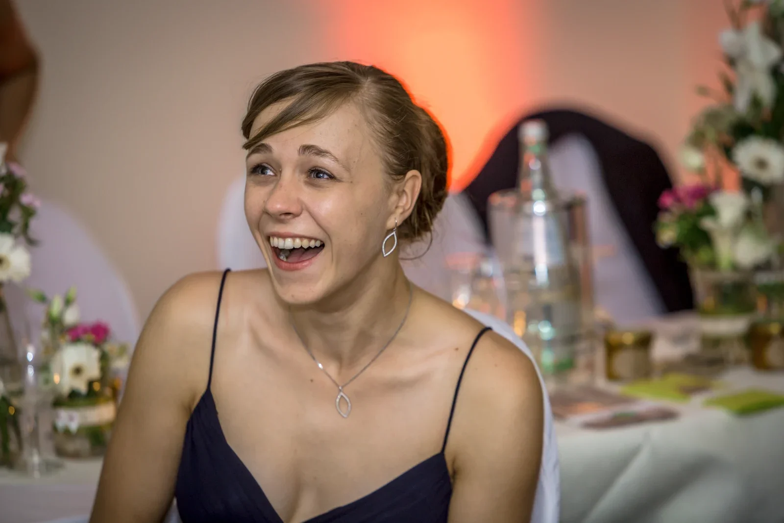 Lachen und gute Stimmung am Abend – Hochzeit von Marielle und Micha