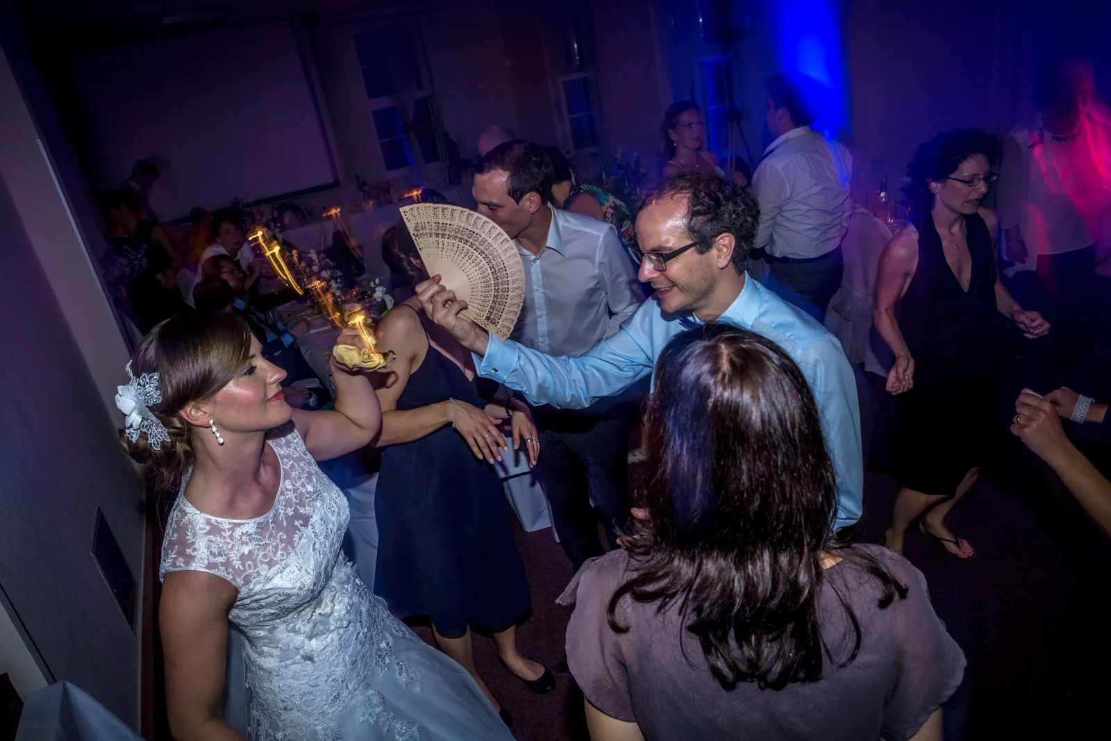 Gemeinsam mit den Gästen auf der Tanzfläche – Hochzeit von Marielle und Micha