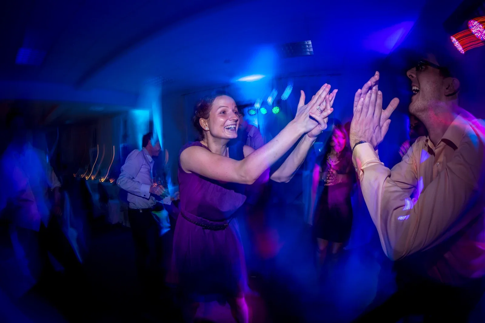 Ausgelassen feiern im bunten Licht – Hochzeit von Marielle und Micha