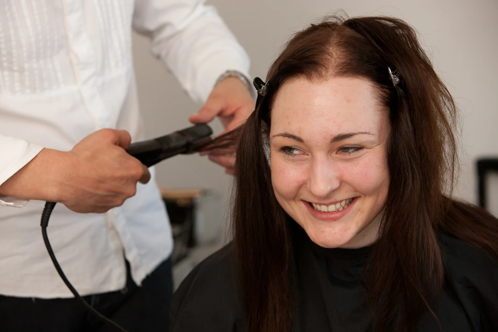 Vanessa beim Haarstyling im Dorint Hotel – Hochzeitsreportage von Vanessa und Sebastian