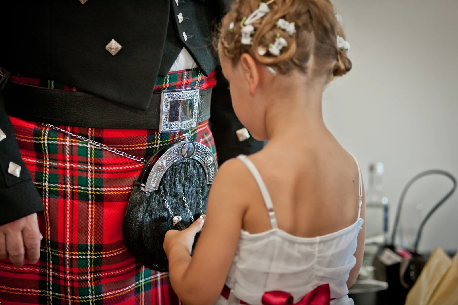Schottischer Kilt und ein junger Hochzeitsgast – Hochzeitsreportage von Vanessa und Sebastian