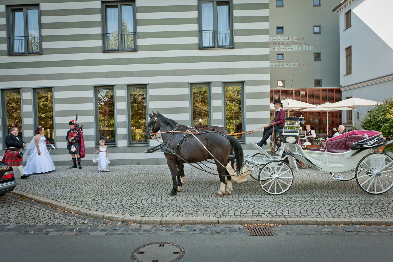 Die Hochzeitskutsche wartet vor dem Dorint Hotel – Hochzeitsreportage von Vanessa und Sebastian