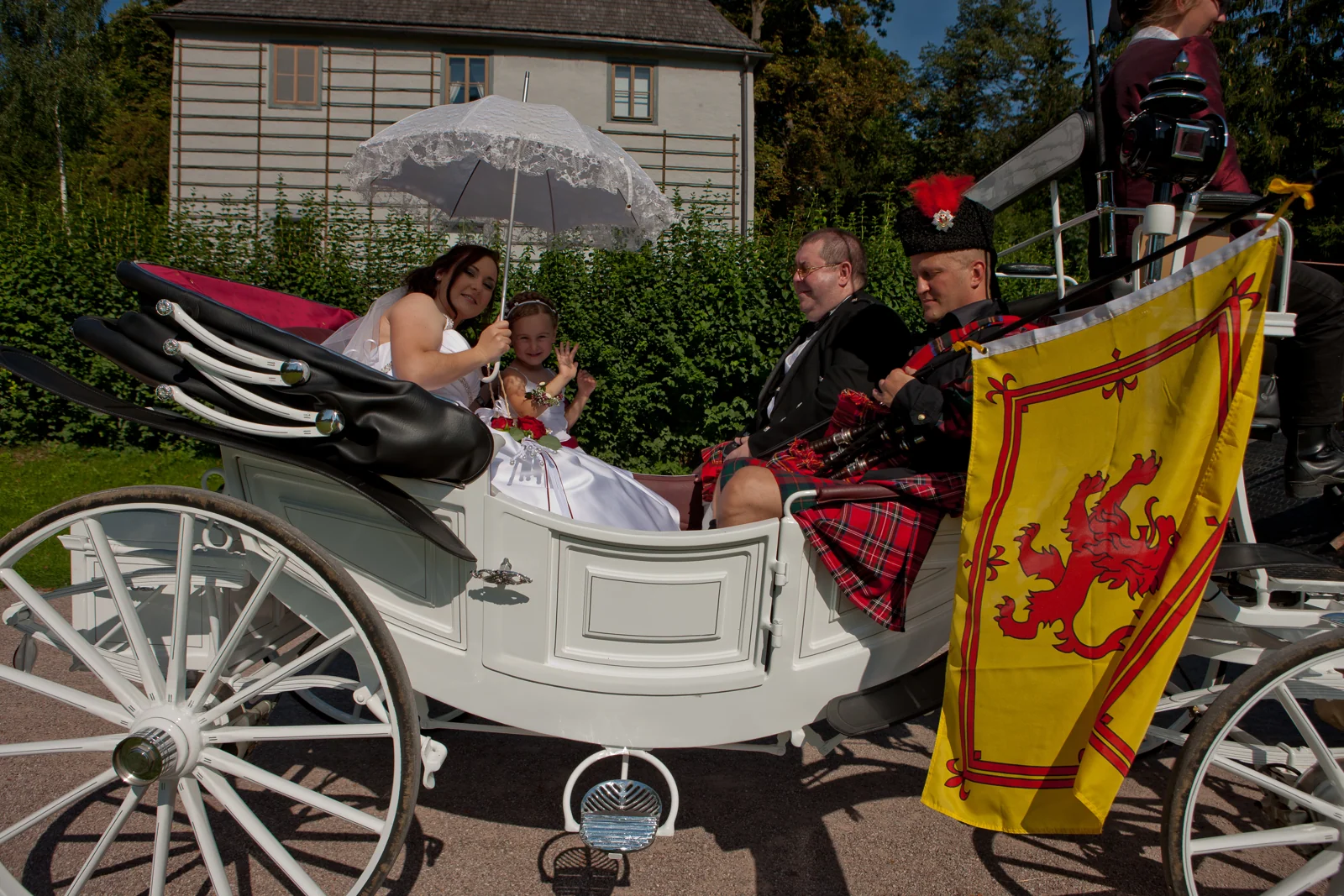 Schottische Tracht begleitet die Kutschfahrt – Hochzeitsreportage von Vanessa und Sebastian