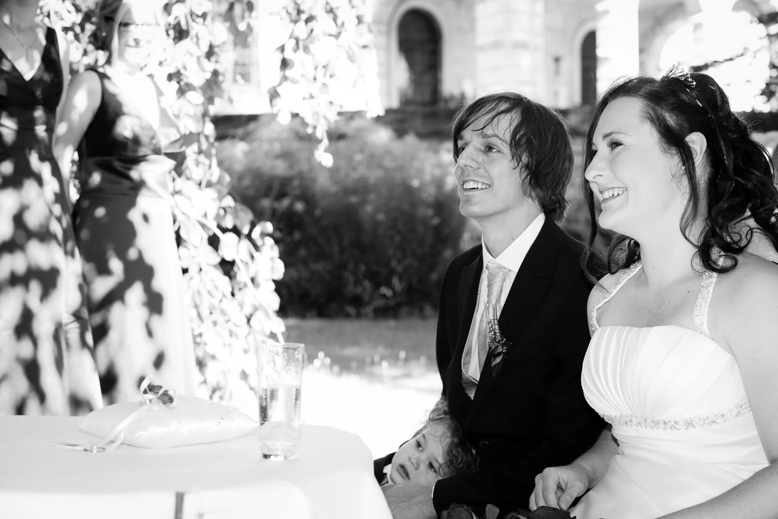 Vanessa und Sebastian während der freien Trauung – Hochzeitsreportage von Vanessa und Sebastian