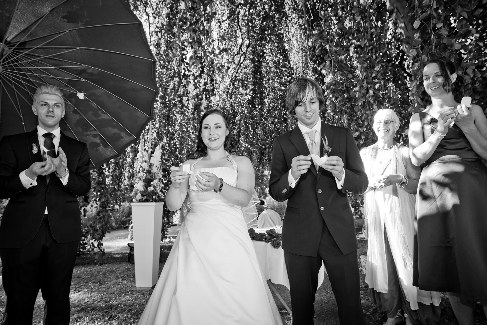 Gemeinsam mit den Gästen auf das Brautpaar anstoßen – Hochzeitsreportage von Vanessa und Sebastian