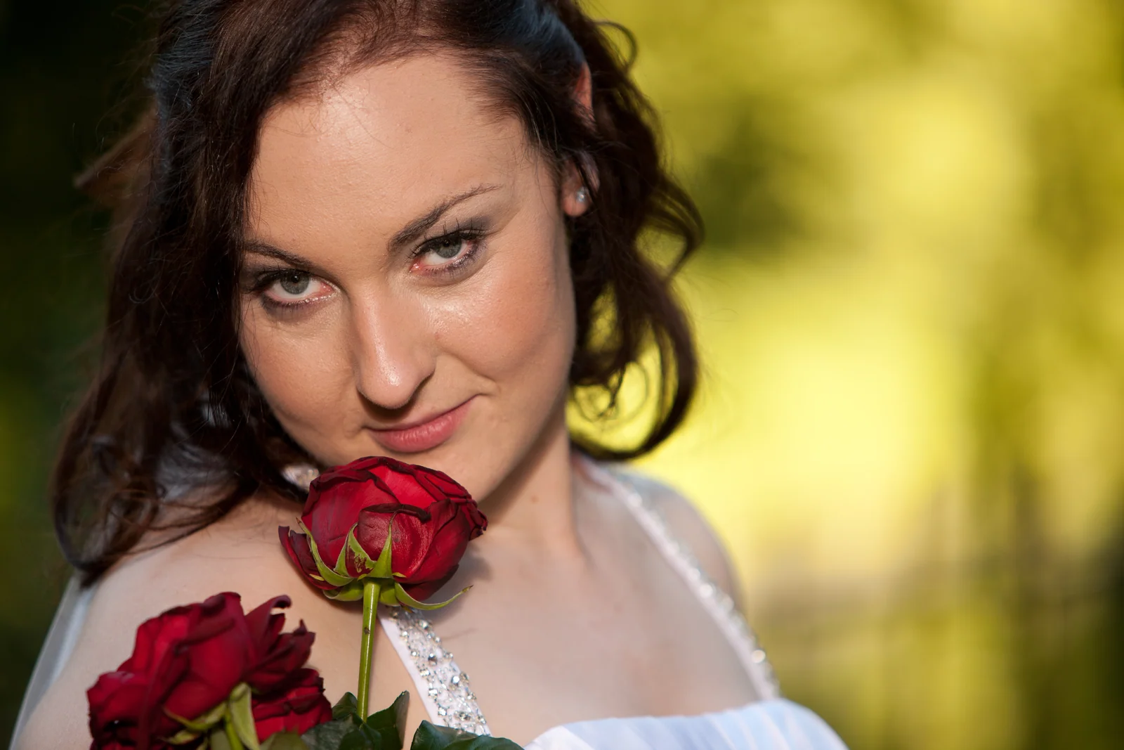 Vanessa mit einer roten Rose – Hochzeitsreportage von Vanessa und Sebastian
