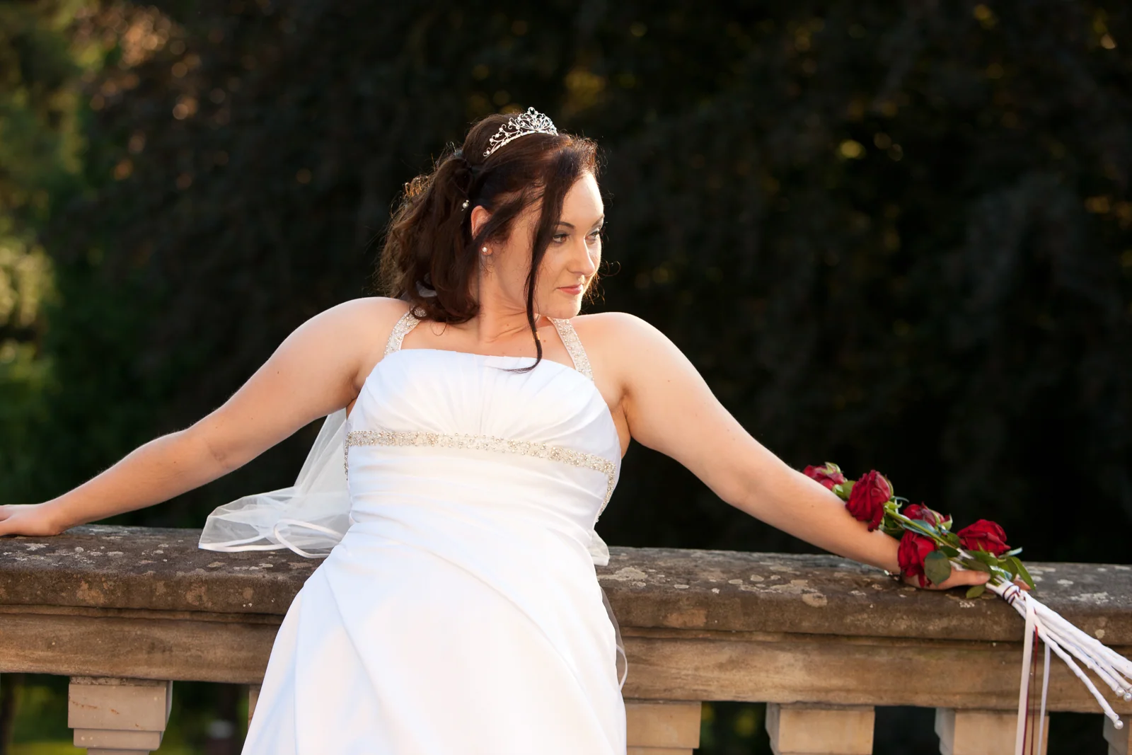 Ein entspanntes Brautportrait an der Balustrade – Hochzeitsreportage von Vanessa und Sebastian