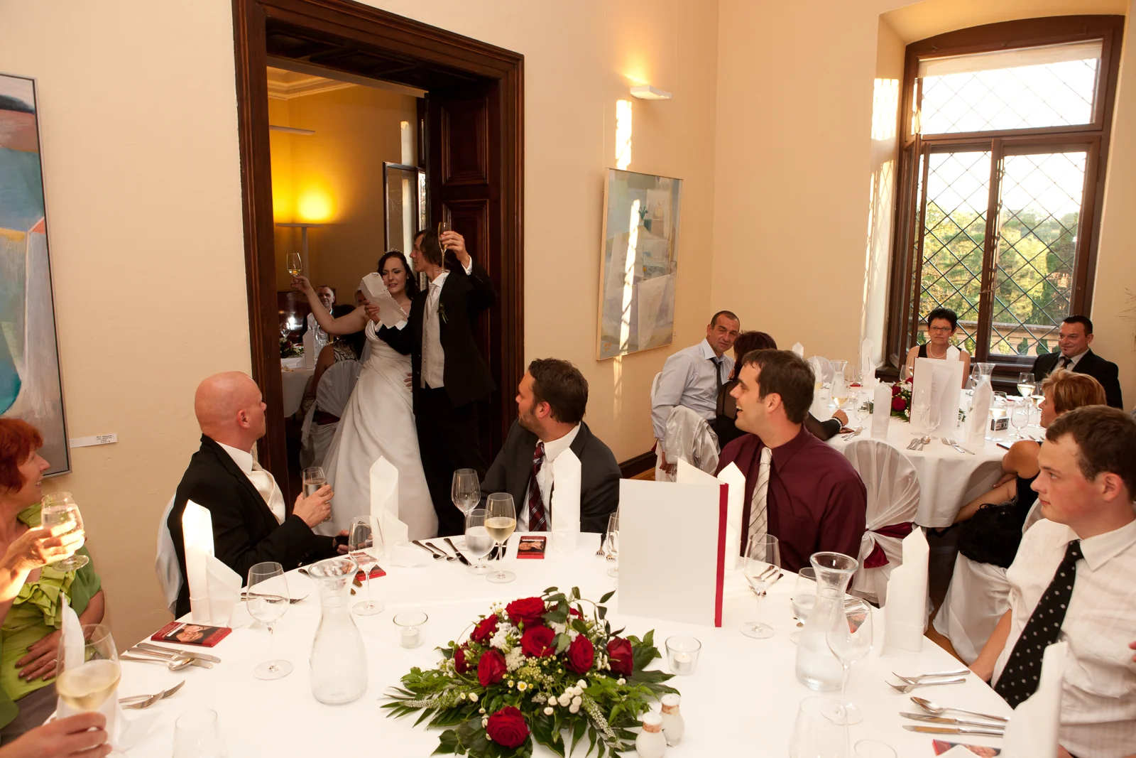 Gespräche an der Hochzeitstafel in der Villa Haar – Hochzeitsreportage von Vanessa und Sebastian