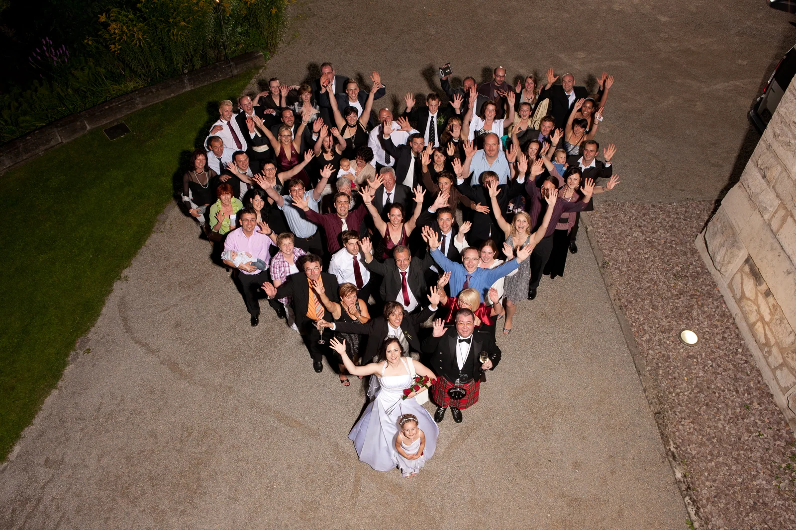 Ein ausgelassenes Gruppenbild in Herzform – Hochzeitsreportage von Vanessa und Sebastian