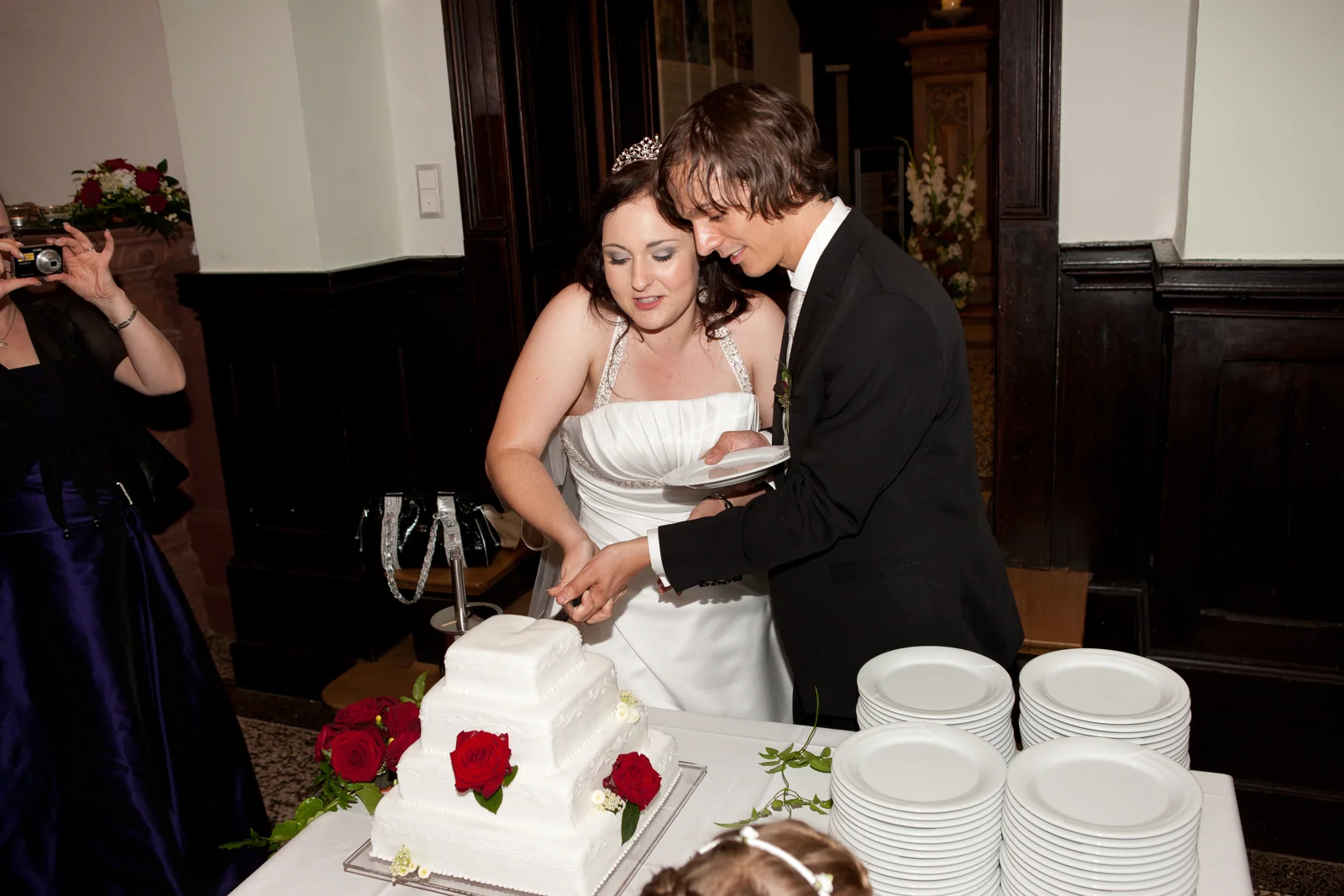Vanessa und Sebastian schneiden die Hochzeitstorte an – Hochzeitsreportage von Vanessa und Sebastian