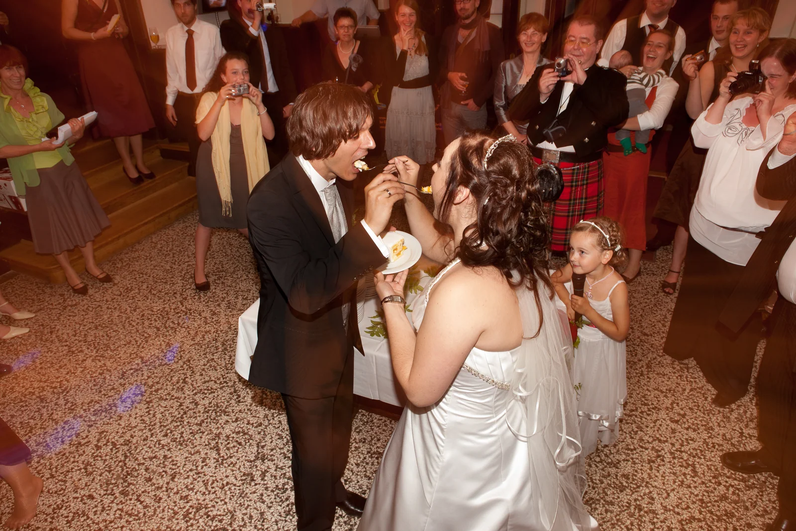 Gemeinsam die Hochzeitstorte probieren – Hochzeitsreportage von Vanessa und Sebastian