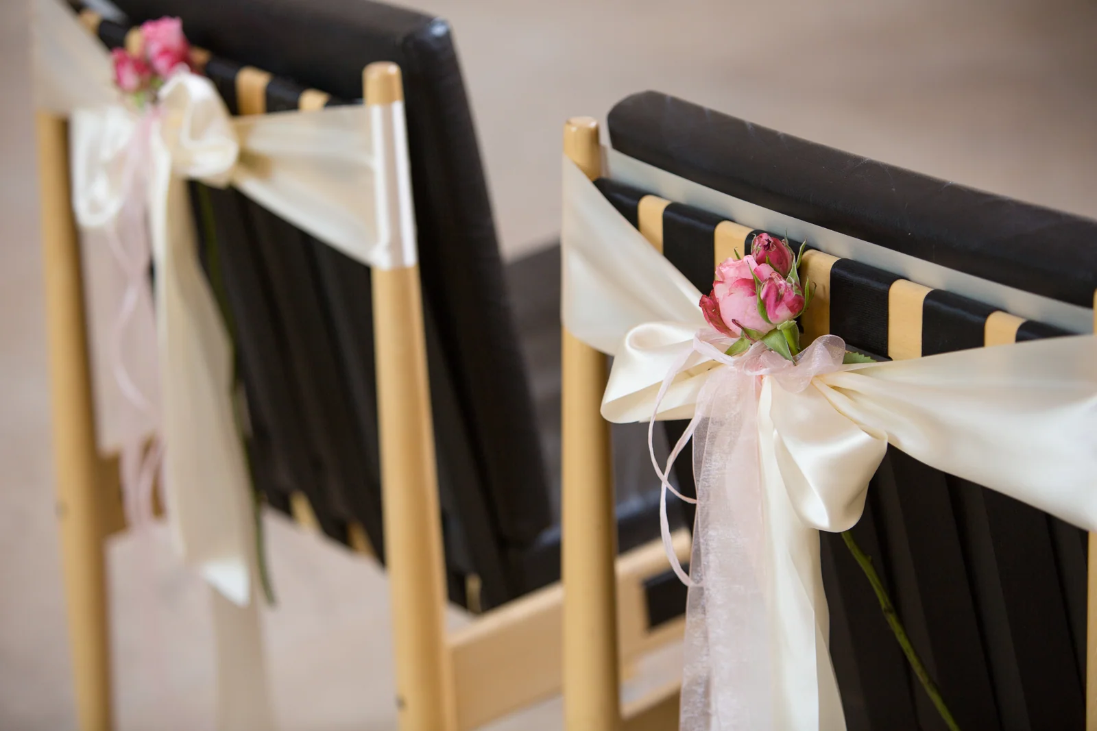 Blumenschmuck in der Klosterkirche Volkenroda – Hochzeitsreportage von Katharina und Lukas