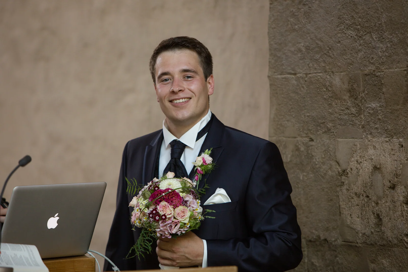 Lukas wartet vor der Trauung – Hochzeitsreportage von Katharina und Lukas