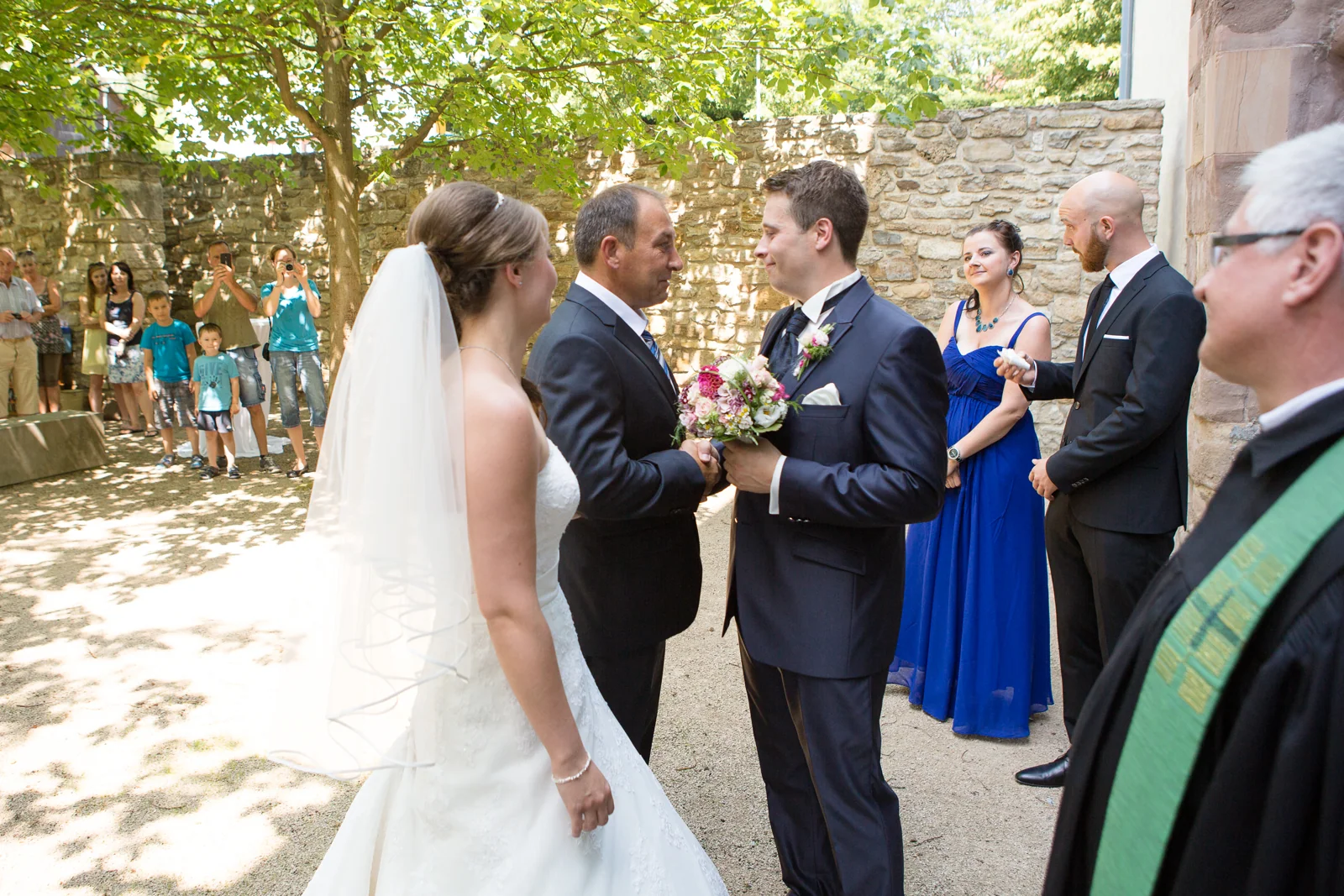 Begrüßung des Brautpaares vor der Klosterkirche – Hochzeitsreportage von Katharina und Lukas