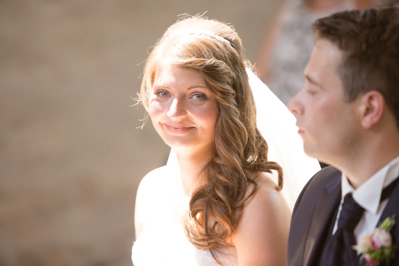Katharina im Licht der Klosterkirche – Hochzeitsreportage von Katharina und Lukas