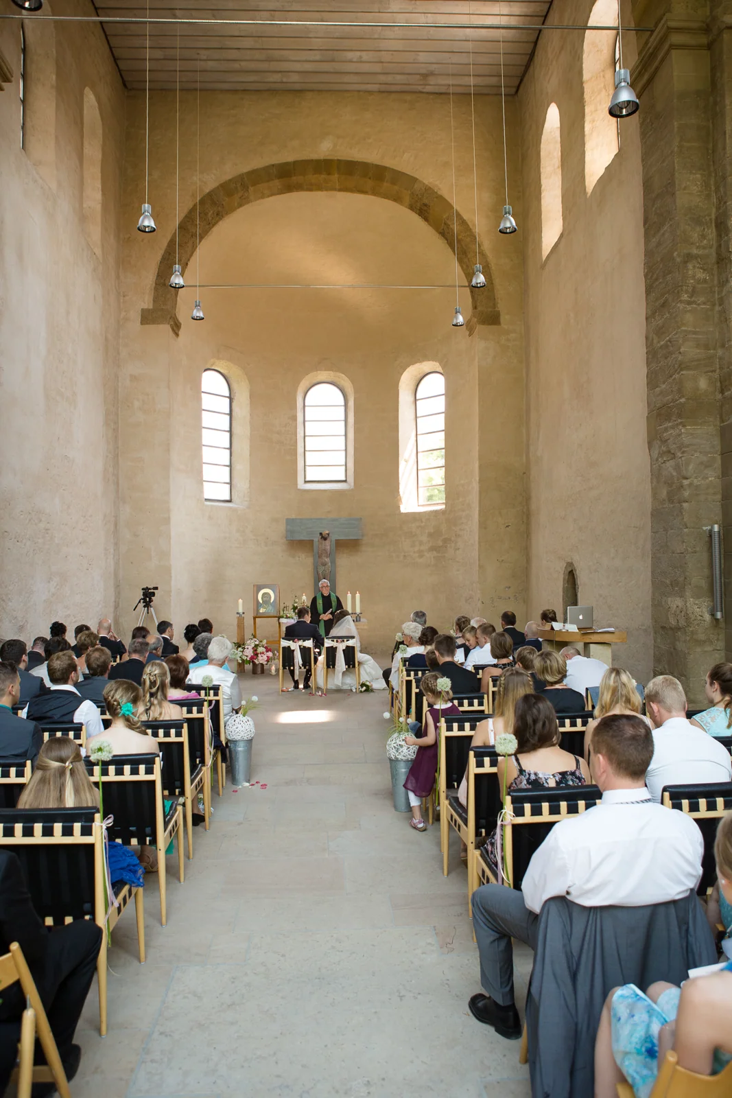 Die Hochzeitsgesellschaft in der Klosterkirche – Hochzeitsreportage von Katharina und Lukas