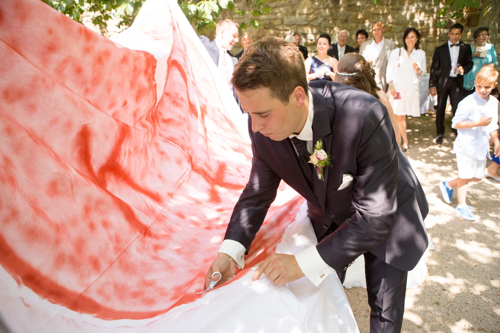 Gemeinsam das Herz aus dem Hochzeitstuch schneiden – Hochzeitsreportage von Katharina und Lukas