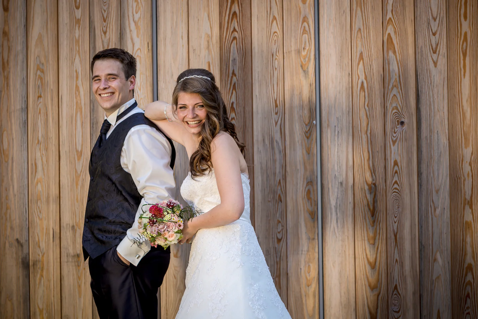 Katharina und Lukas vor der Holzfassade – Hochzeitsreportage von Katharina und Lukas