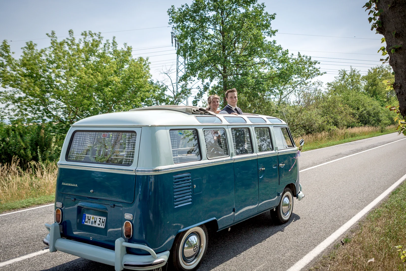 Unterwegs mit dem blauen Hochzeitsbus – Hochzeitsreportage von Katharina und Lukas