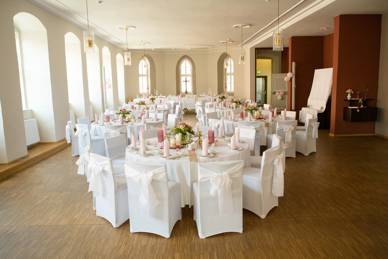 Der vorbereitete Festsaal in Mühlhausen – Hochzeitsreportage von Katharina und Lukas