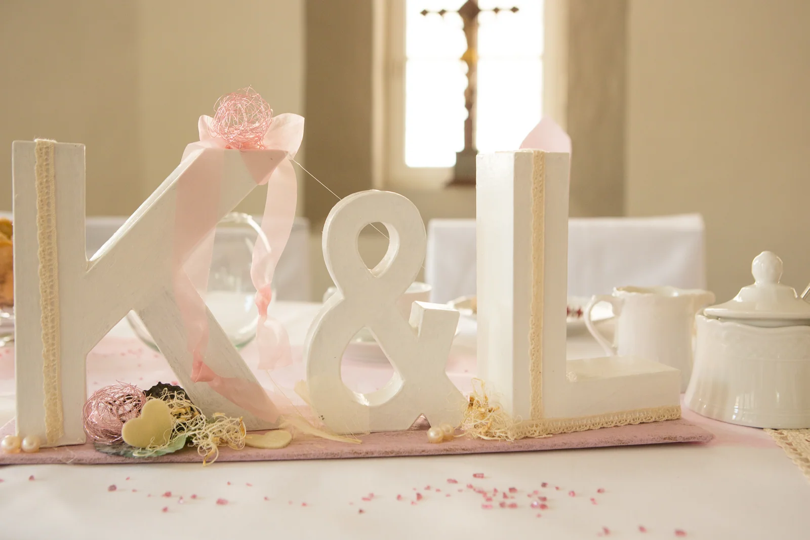 Liebevolle Details auf der Hochzeitstafel – Hochzeitsreportage von Katharina und Lukas