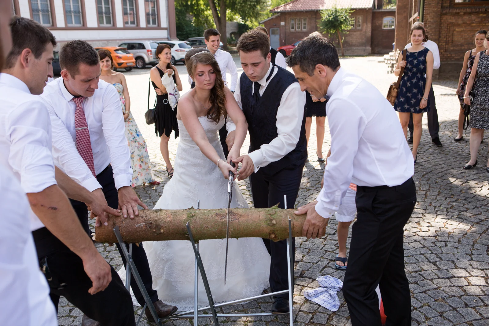 Gemeinsam den Baumstamm sägen – Hochzeitsreportage von Katharina und Lukas