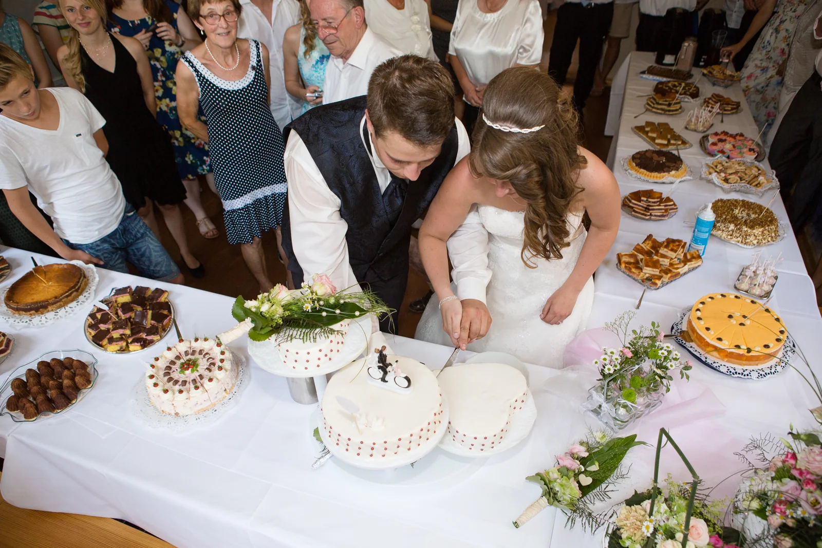 Das Brautpaar schneidet die Hochzeitstorte an – Hochzeitsreportage von Katharina und Lukas