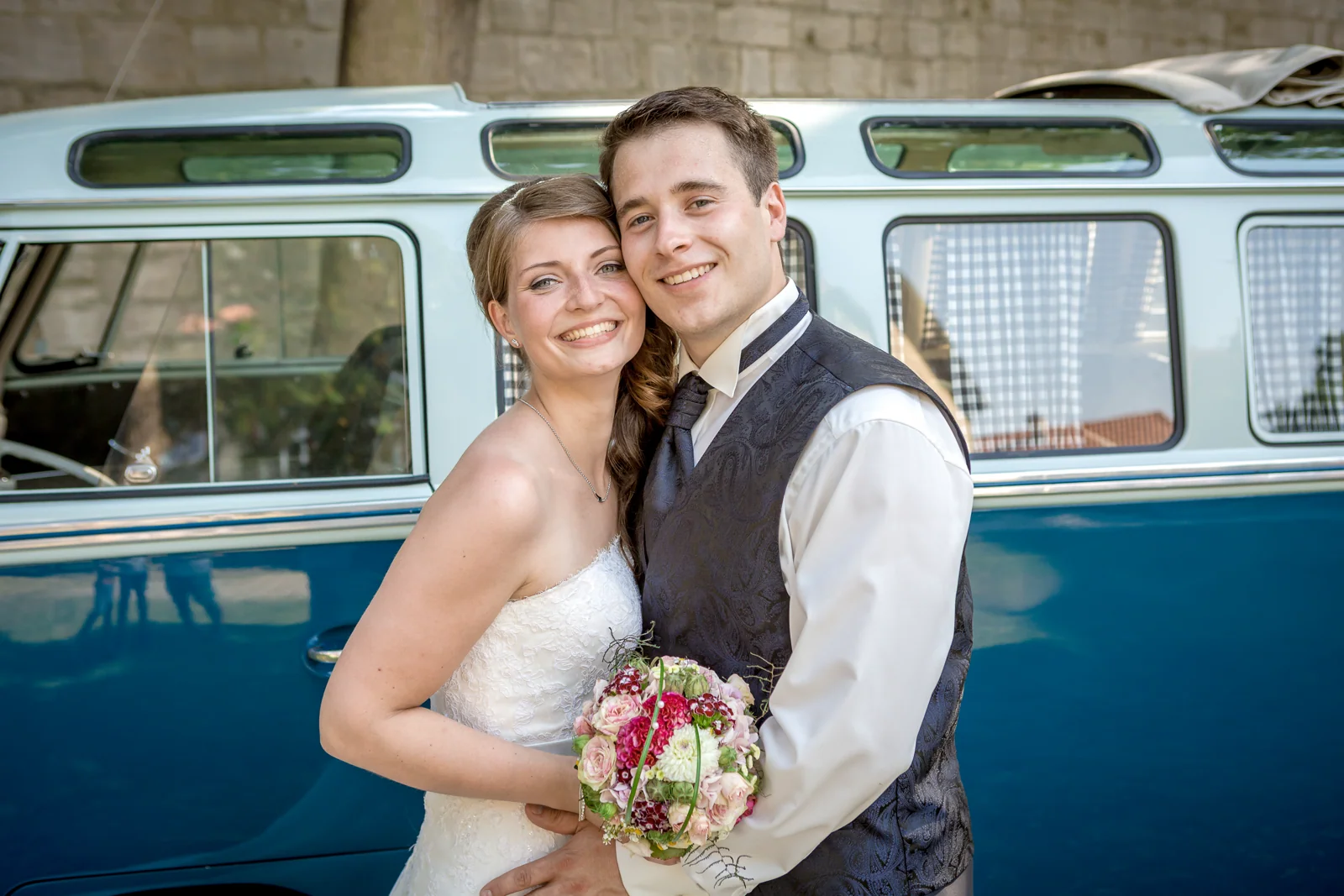 Katharina und Lukas vor dem blauen Hochzeitsbus – Hochzeitsreportage von Katharina und Lukas