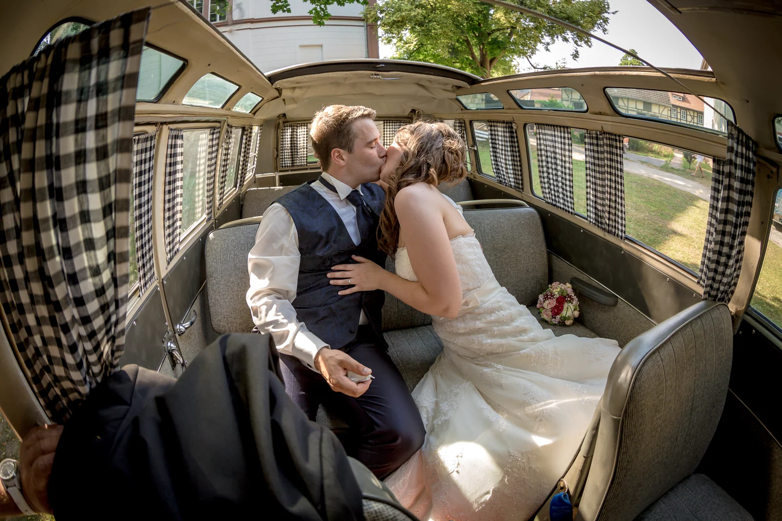 Ein Kuss im Hochzeitsbus – Hochzeitsreportage von Katharina und Lukas