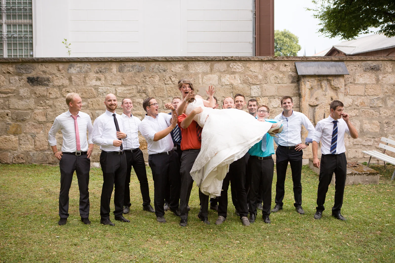 Ein ausgelassenes Gruppenbild mit Katharina – Hochzeitsreportage von Katharina und Lukas
