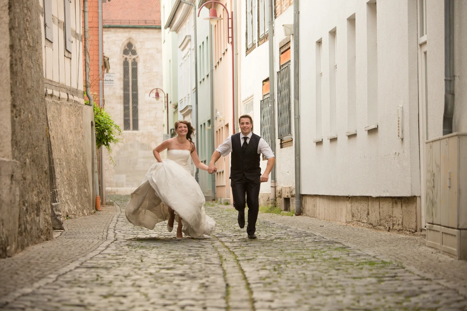 Hand in Hand durch die Altstadt – Hochzeitsreportage von Katharina und Lukas