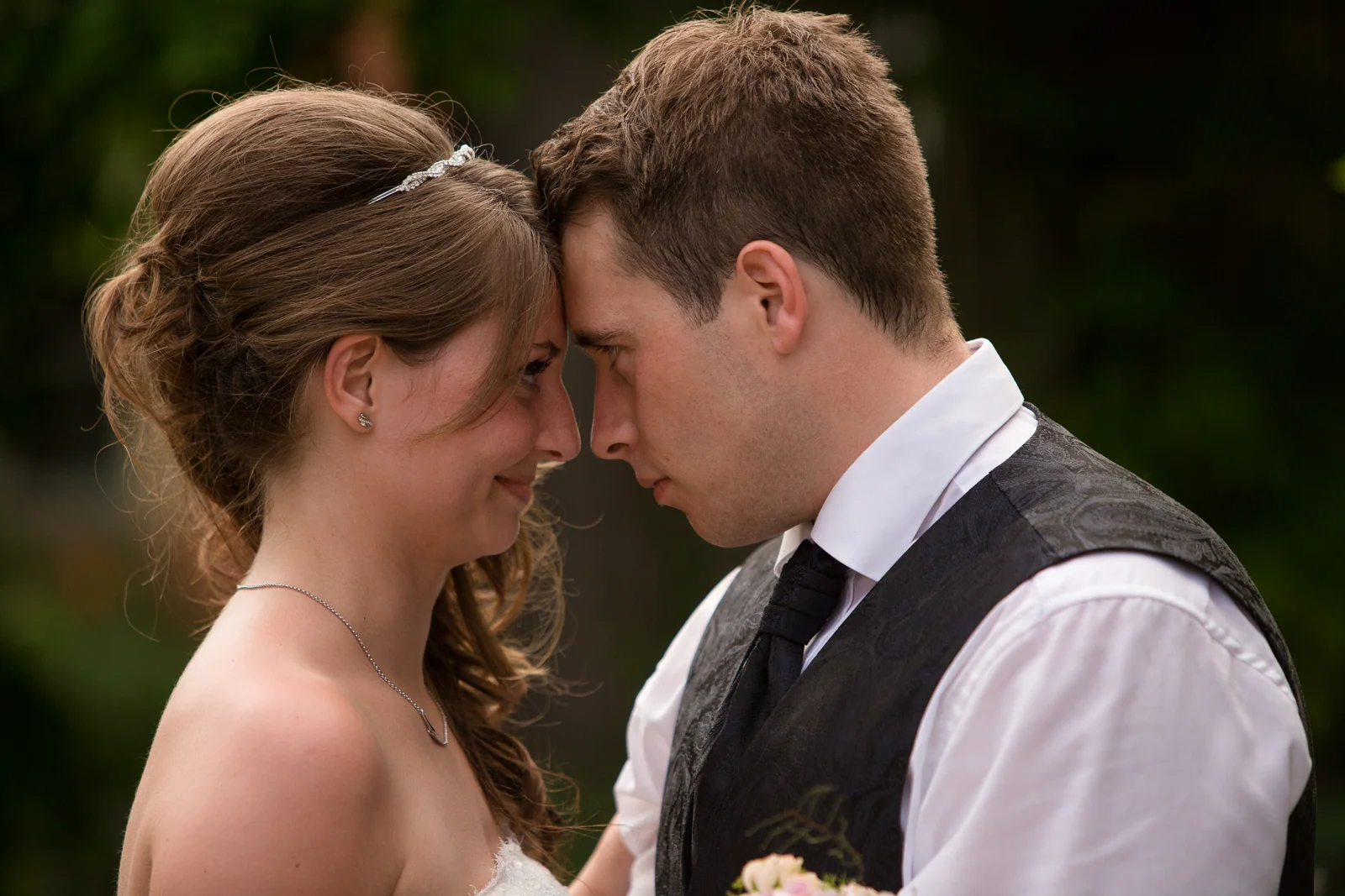Ein inniger Moment am Abend – Hochzeitsreportage von Katharina und Lukas