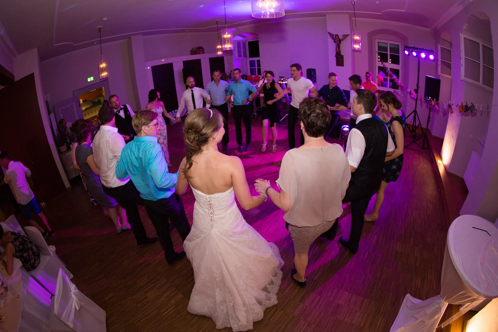Ausgelassene Stimmung bei der Tanzparty – Hochzeitsreportage von Katharina und Lukas