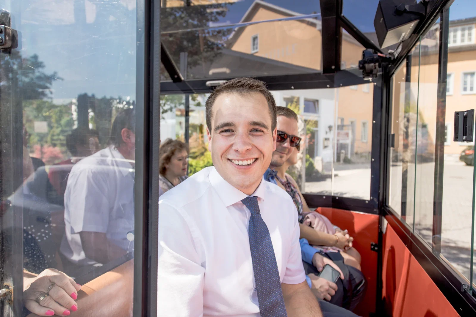 Ein Lächeln während der gemeinsamen Fahrt – Hochzeit von Dana und Matthias in Volkenroda und Mühlhausen