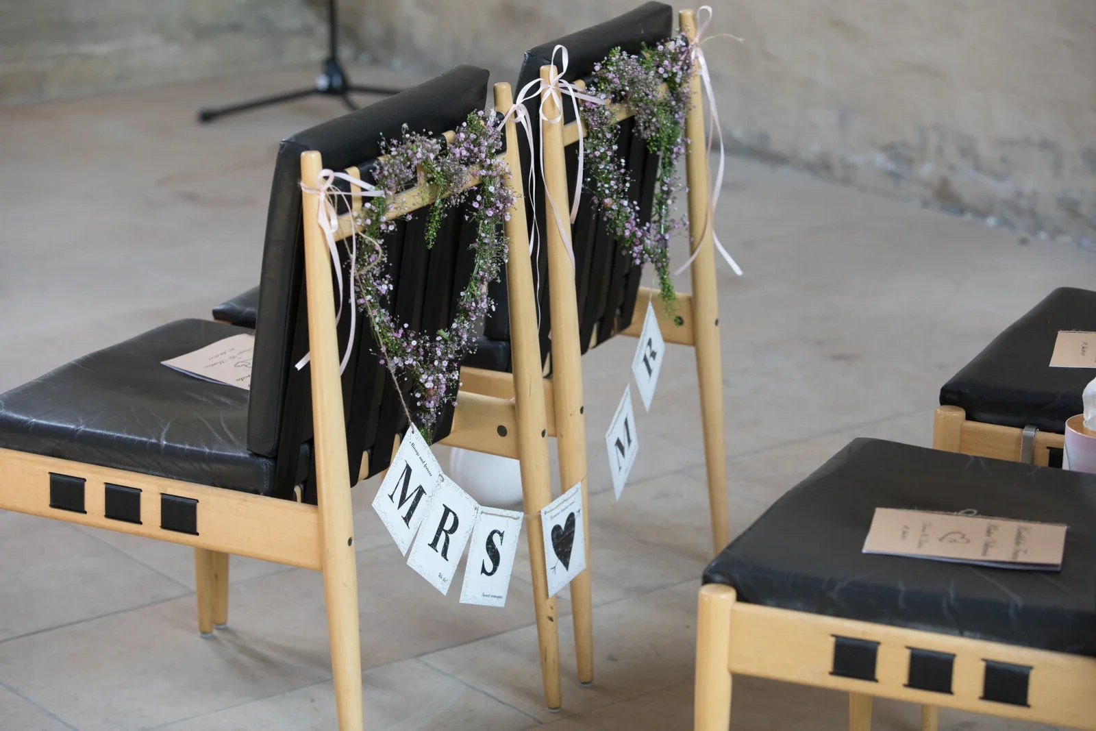 Die Plätze für das Brautpaar in der Klosterkirche – Hochzeit von Dana und Matthias in Volkenroda und Mühlhausen