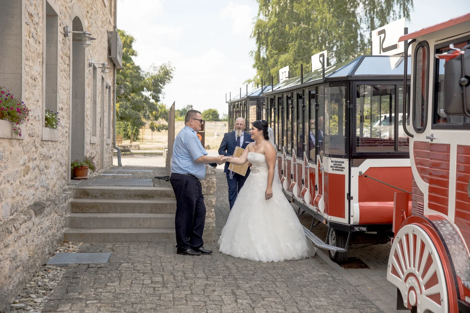 Dana und Matthias vor der Klosterkirche Volkenroda – Hochzeit von Dana und Matthias in Volkenroda und Mühlhausen
